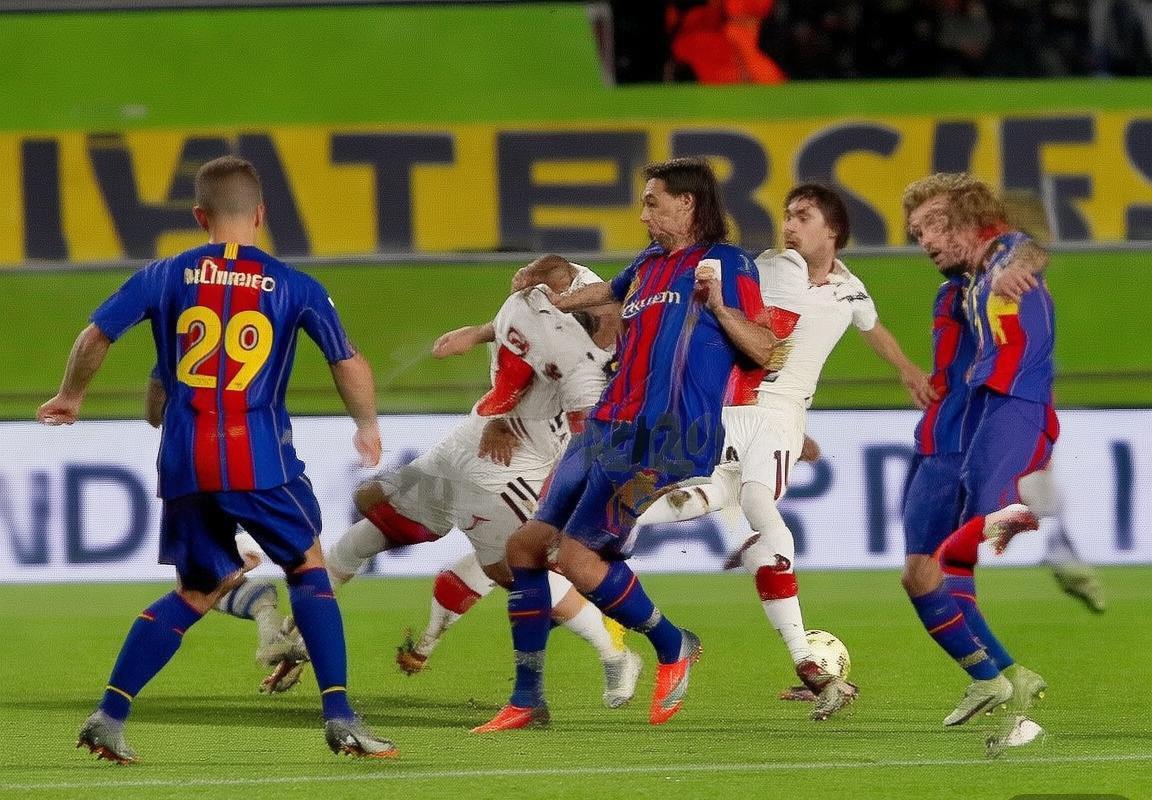 巴塞罗那VS瓦伦西亚：中场拼抢与梅西门神对决，争议判罚逆转瞬间(图1)