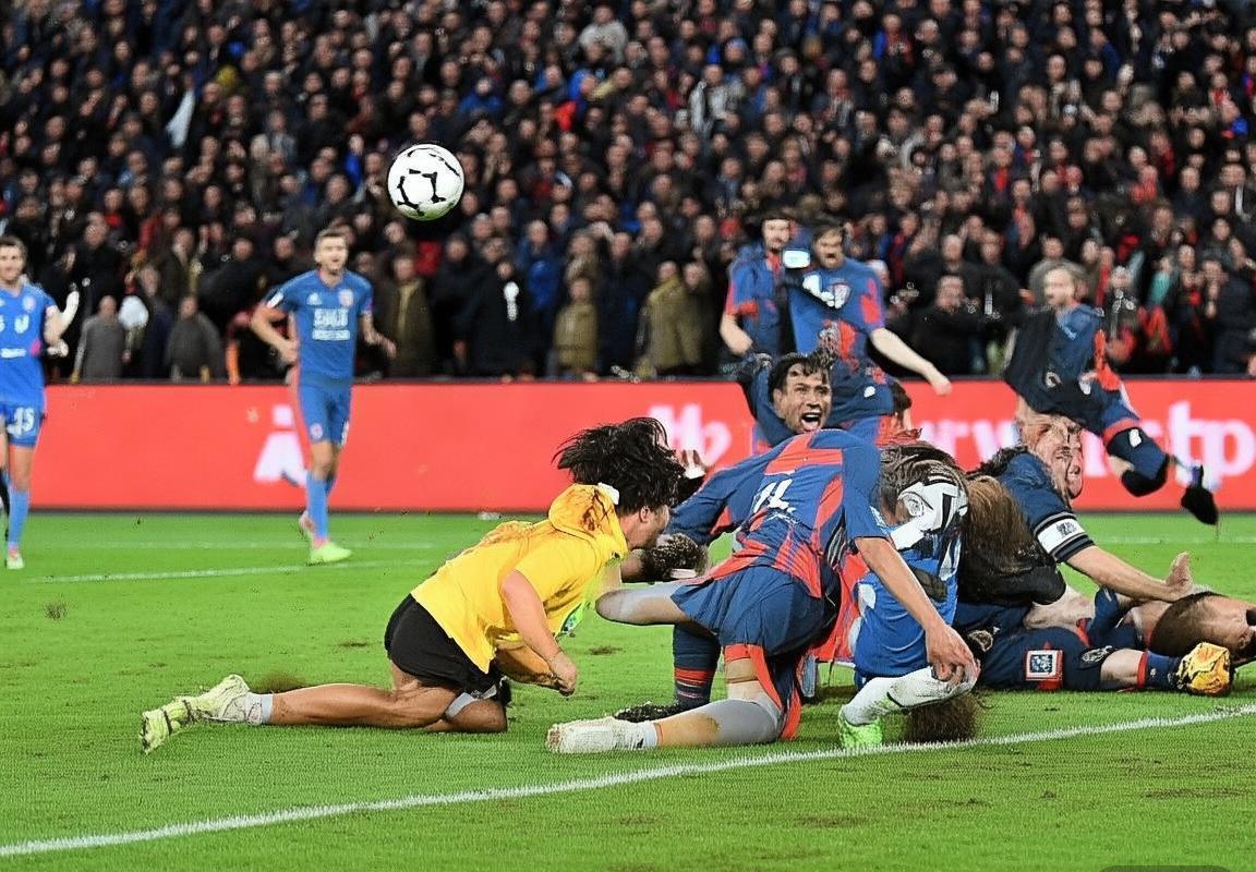 巴塞罗那VS瓦伦西亚：中场拼抢与梅西门神对决，争议判罚逆转瞬间(图3)